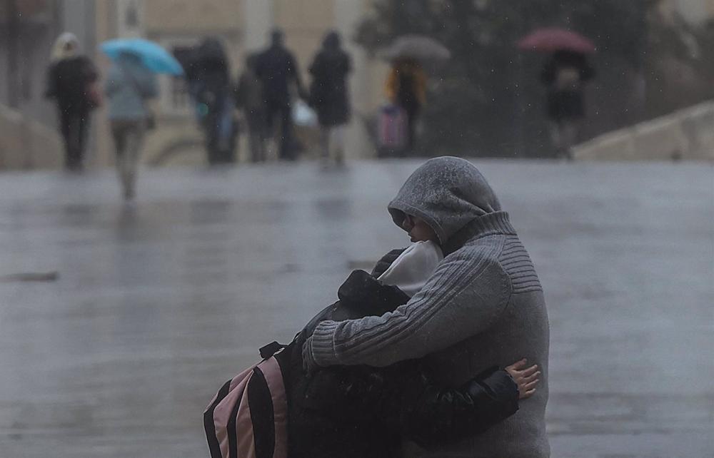 Archivo - Imagen de archivo de lluvia en València Archivo