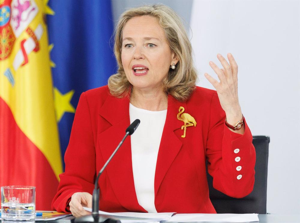La vicepresidenta primera y ministra de Asuntos Económicos y Transformación Digital, Nadia Calviño, en la rueda de prensa del Consejo de Ministros de este martes. La
