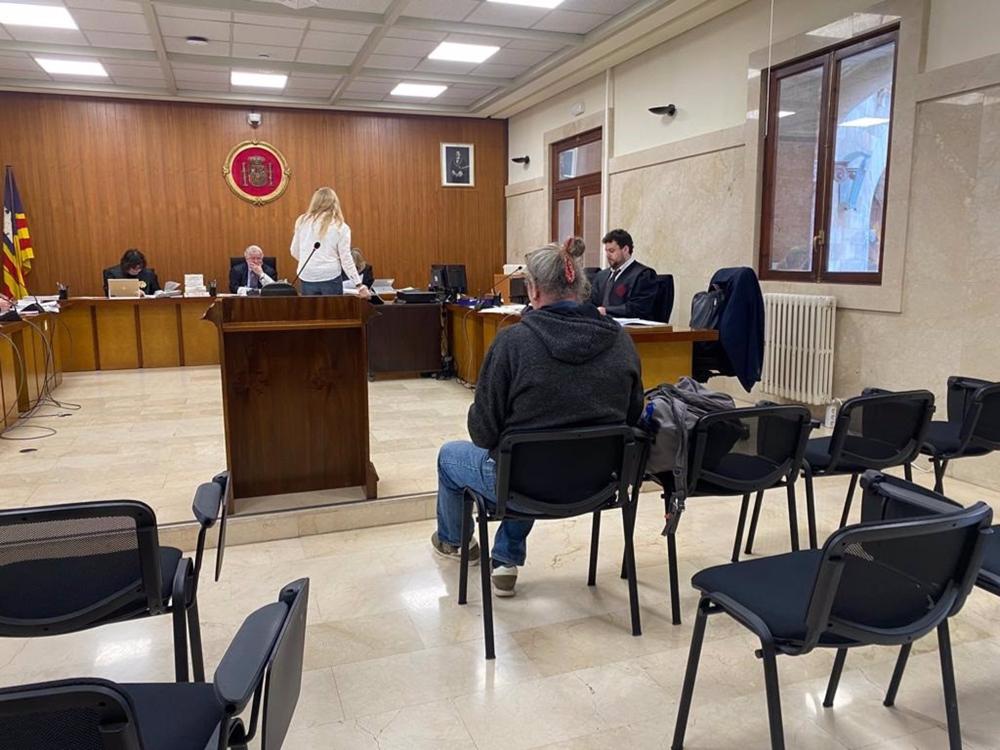 El acusado, sentado durante el juicio. El