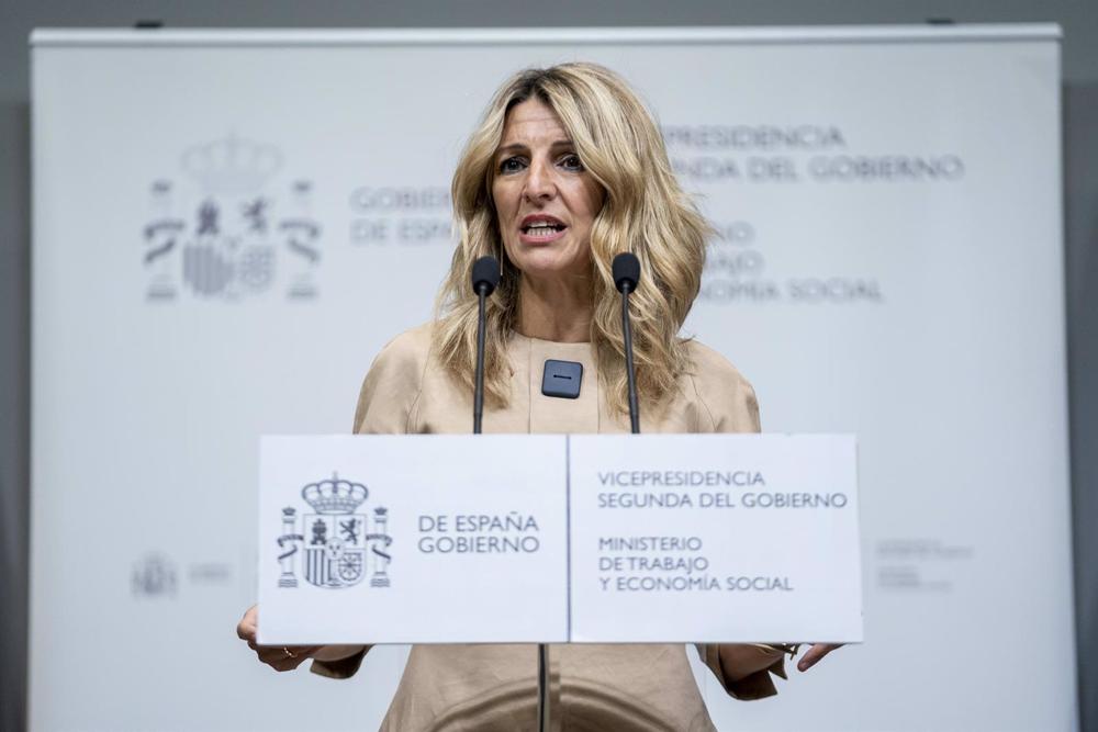 La vicepresidenta segunda del Gobierno y ministra de Trabajo y Economía Social, Yolanda Díaz, interviene durante una reunión con responsables de CC.OO., UGT y colectivos de empleadas de hogar, en la sede del Ministerio, a 17 de mayo de 2023, en Madrid (Es La