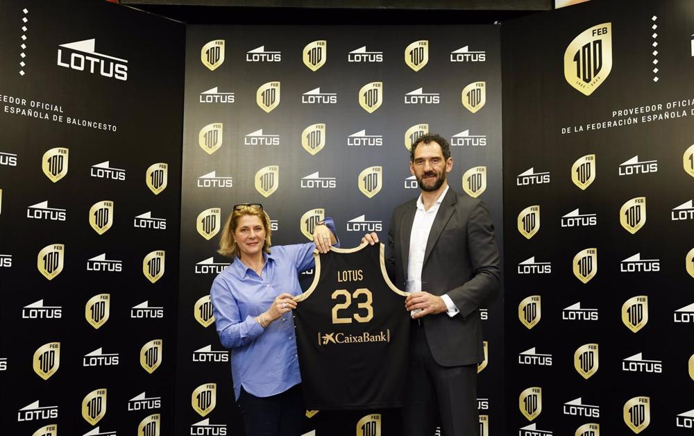 La directora general del Grupo Festina Lotus, Manon Colombies, y el presidente de la FEB, Jorge Garbajosa, en la presentación de Lotus como nuevo proveedor de la federación hasta 2024. La