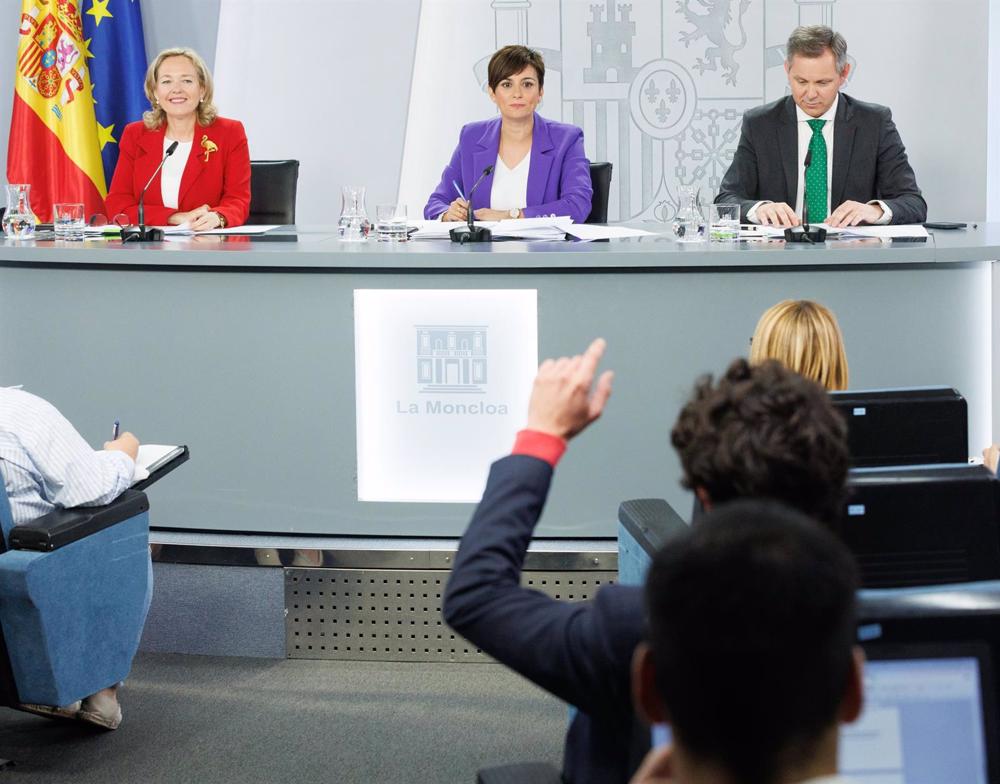 (I-D) La vicepresidenta primera y ministra de Asuntos Económicos y Transformación Digital, Nadia Calviño; la ministra de Política Territorial y portavoz del Gobierno de España, Isabel Rodríguez, y el ministro de Sanidad, José Miñones, durante una rueda de (I-D)