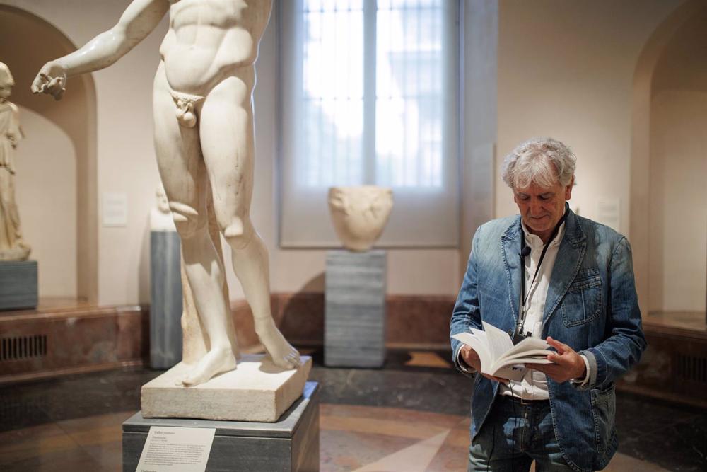 El paleontólogo español Juan Luis Arsuaga posa junto a su nuevo libro 'Nuestro cuerpo', en el Museo del Prado, a 23 de mayo de 2023, en Madrid (España). La obra trata sobre la evolución de la anatomía humana que une ciencia y arte. El