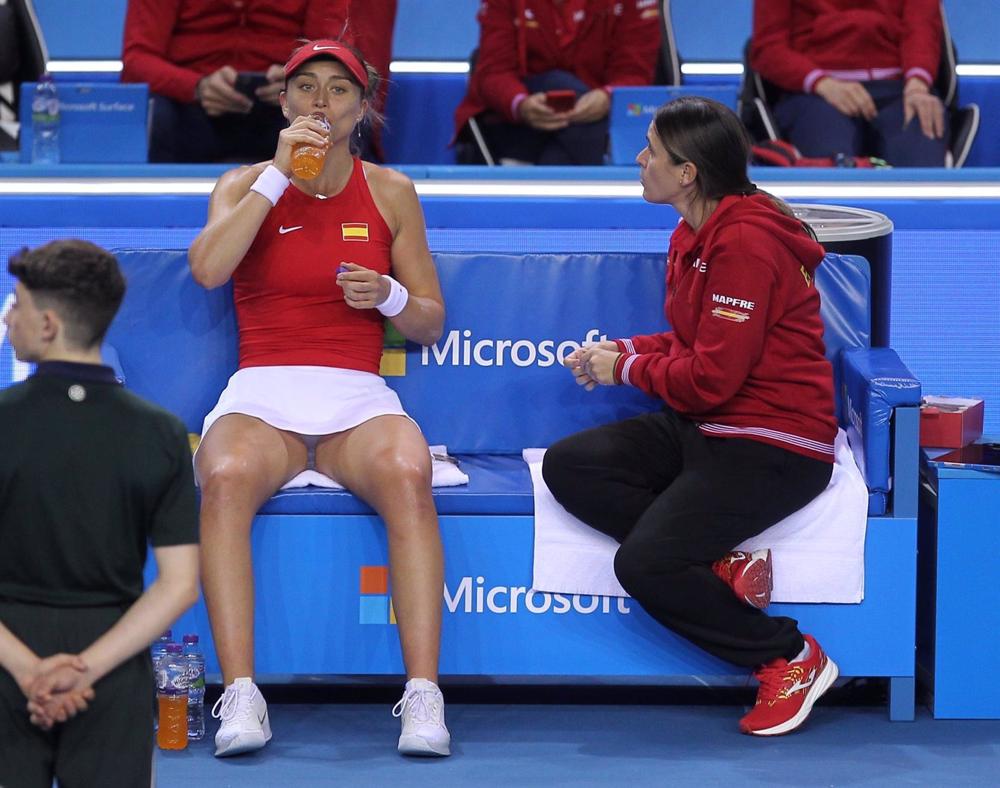 Archivo - Anabel Medina charla con Paula Badosa durante el segundo punto ante Gran Bretaña de las Finales de la BJKC 2022 Archivo