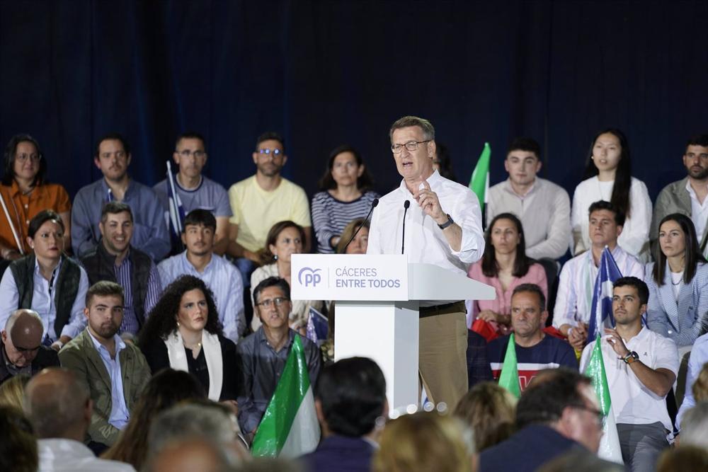 El presidente del Partido Popular, Alberto Núñez Feijóo, participa en un acto electoral del PP, en el Pabellón Juan Serrano Macayo, a 23 de mayo de 2023, en Cáceres, Extremadura (España). Desde el comienzo de la campaña electoral, el pasado 12 de mayo, Fe El
