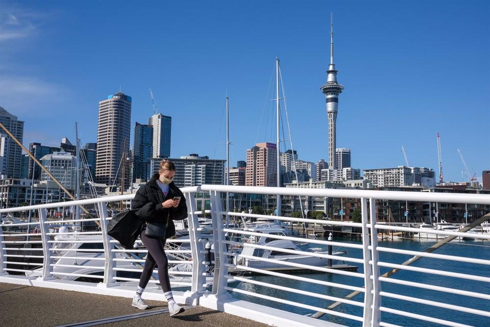 Archivo - Una persona pasea por un puente en Auckland (Nueva Zelanda). Archivo