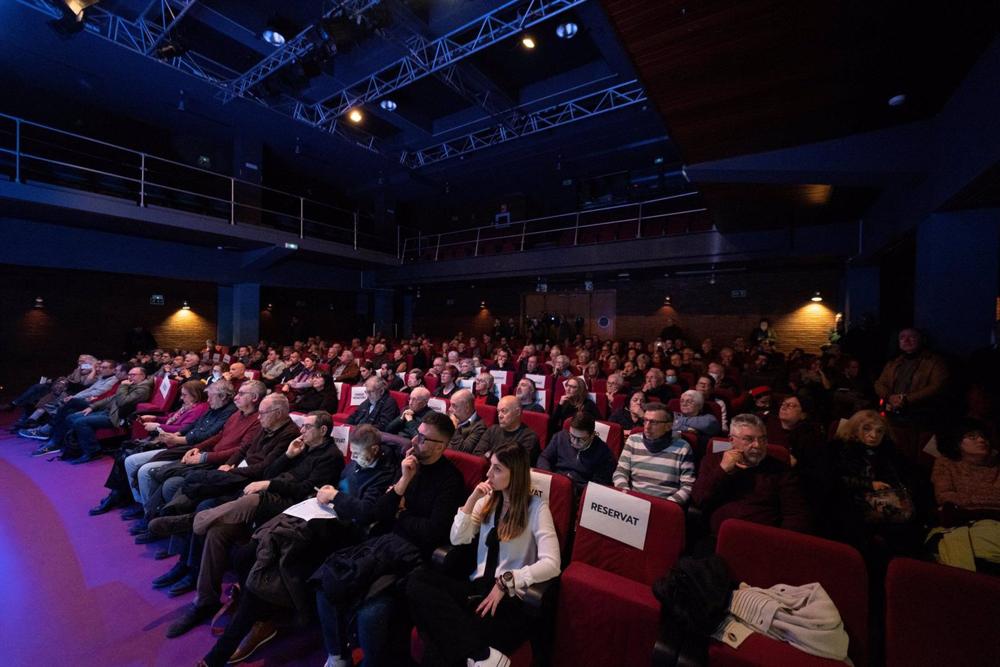 Archivo - Público durante la presentación del manifiesto ‘Volem i necessitem un tercer Botànic. Fem-lo possible’ en el Teatro El Micalet Archivo