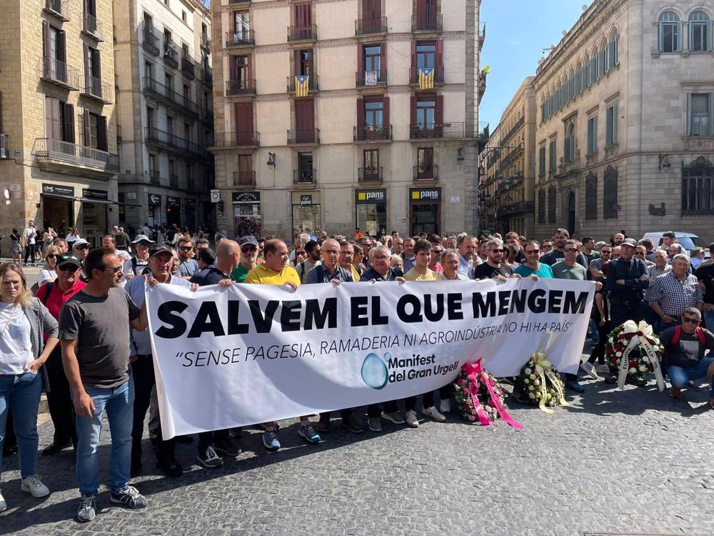 Manifestantes en la Plaza Sant Jaume de Barcelona contra las afectaciones de la sequía en Lleida Manifestantes