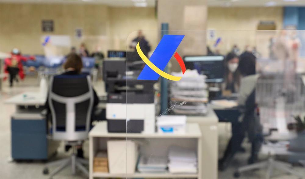 Archivo - Varios empleados trabajan en una oficina de la Agencia Tributaria en Madrid. Archivo