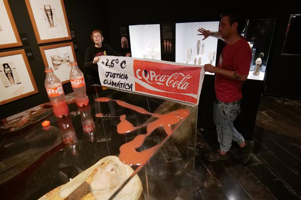 Archivo - Los dos activistas que han manchado vitrinas y paredes del Museu Egipci de Barcelona en señal de protesta por la emergencia climática Archivo