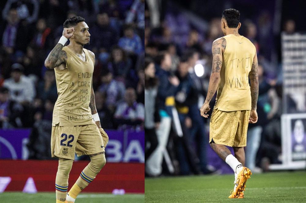 El jugador del FC Barcelona Raphinha con una camiseta de apoyo al jugador del Real Madrid Vinícius Jr. El