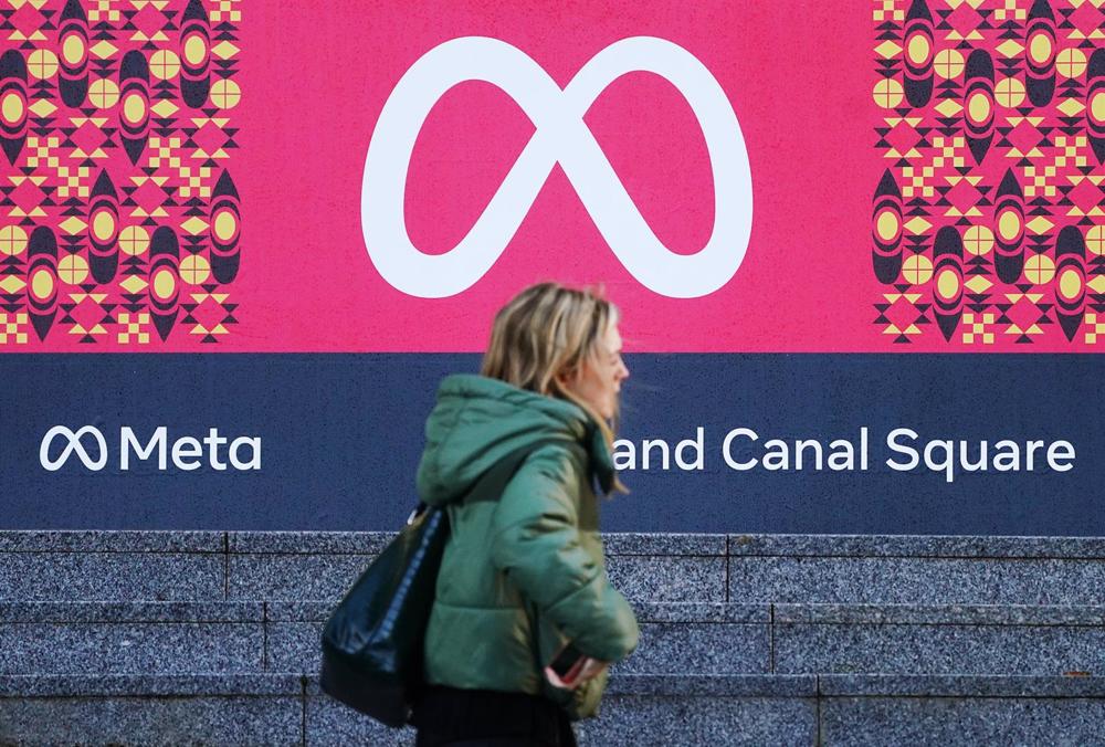 Archivo - FILED - 04 January 2023, Ireland, Dublin: A woman walks past the headquarters of Facebook parent company Meta in Dublin. Facebook's parent company Meta has been fined ·390 million ($414 million) in Ireland for data protection violations. Photo: Archivo