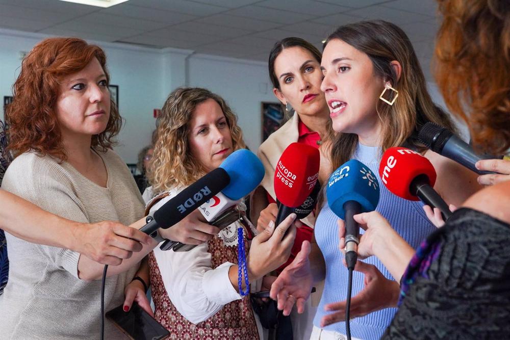 La ministra de Igualdad, Irene Montero, este miércoles en declaraciones a los medios en El Coronil (Sevilla). La