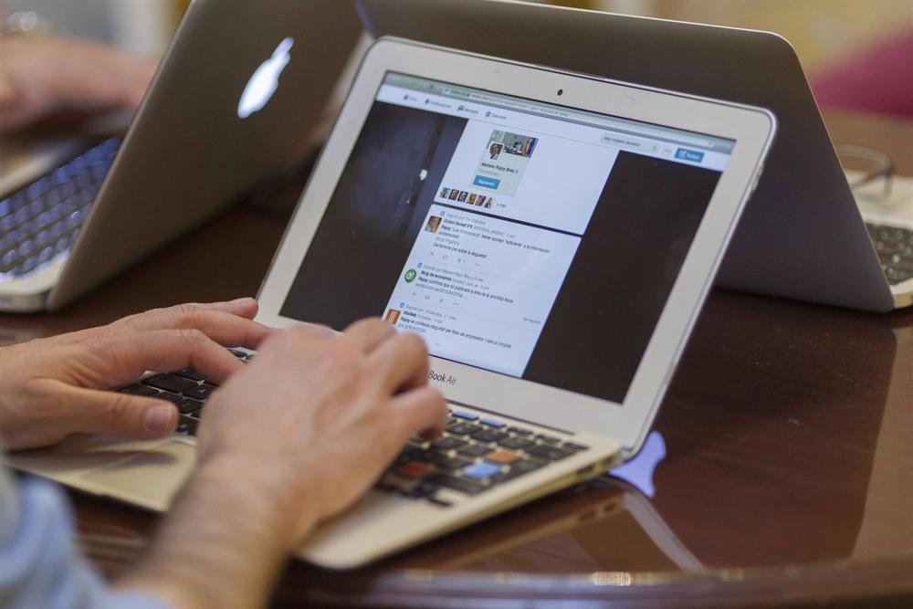 Archivo - Redes sociales, internet, dispositivo, ordenador portátil, trabajando, trabajo, autónomo Archivo