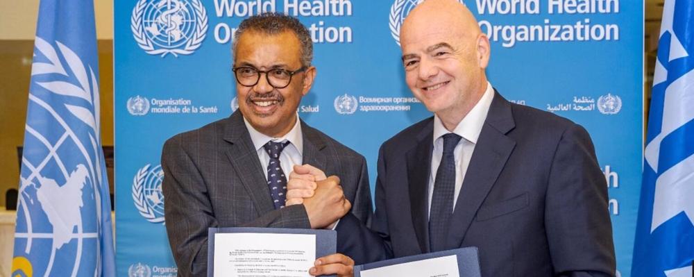 El director general de la OMS, Tedros Adhanom Ghebreyesus, y el presidente de la FIFA, Gianni Infantino El