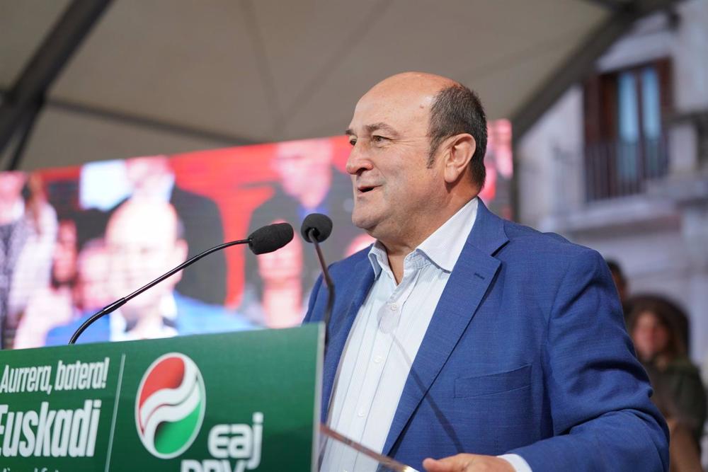 El presidente del EBB del PNV, Andoni Ortuzar, interviene en el mitin central de inicio de campaña de EAJ-PNV, en la Plaza Nueva, a 11 de mayo de 2023, en Vitoria-Gasteiz, Álava El
