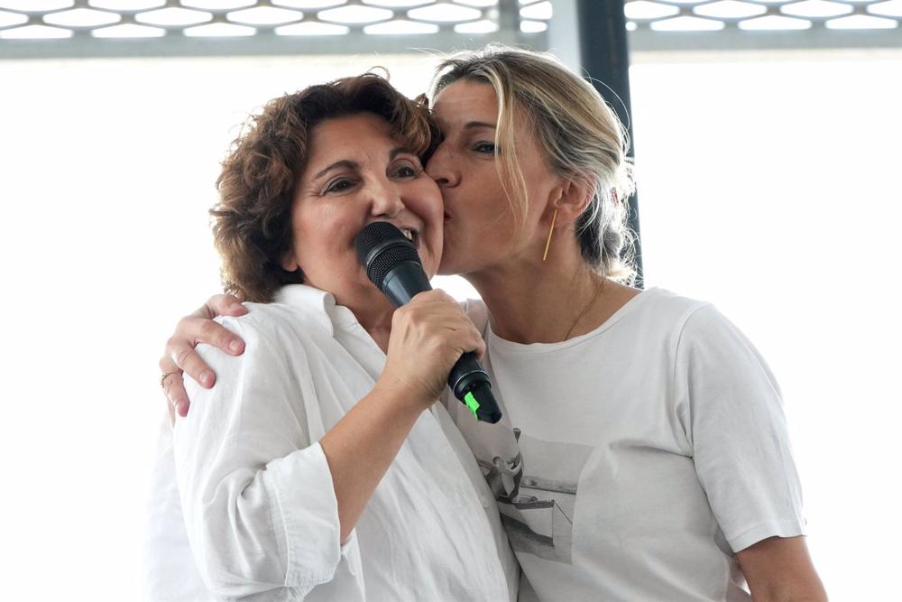 La coordinadora de Podemos Euskadi, Pilar Garrido (i) y la vicepresidenta segunda y ministra de Trabajo, Yolanda Díaz (d), durante un acto electoral de Elkarrekin Podemos, a 24 de mayo de 2023, en Donostia-San Sebastián, Guipúzcoa, País Vasco (España). La