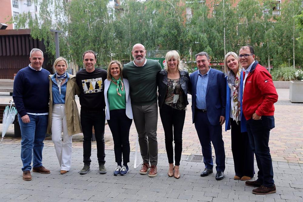 El portavoz del PNV en el Congreso, Aitor Esteban, junto a candidatos en un acto electoral en Trapagaran. El