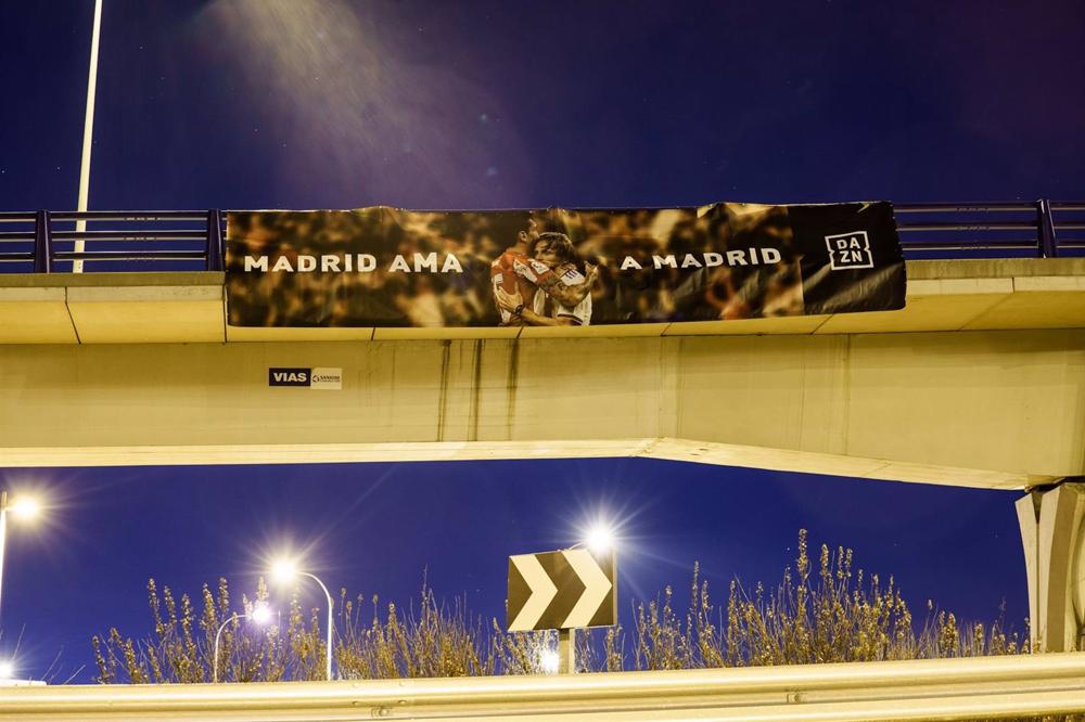 Archivo - 'Madrid ama a Madrid', la pancarta de DAZN en la previa del derbi madrileño Archivo