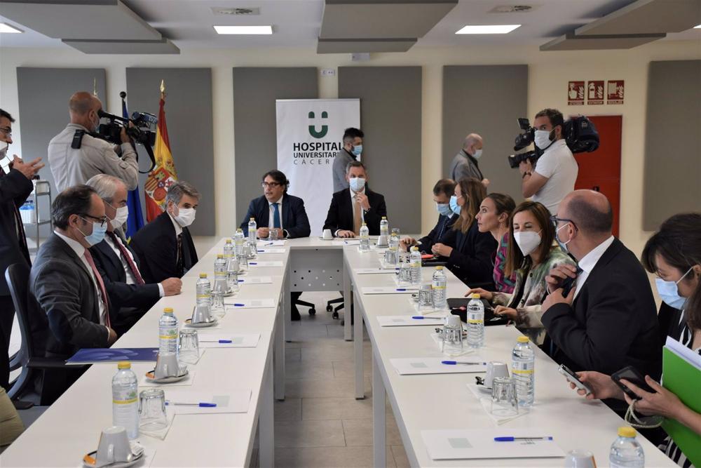 El ministro de Sanidad, José Manuel Miñones, preside la Comisión Regional de Trasplantes que se ha reunido en el Hospital Universitario de Cáceres El