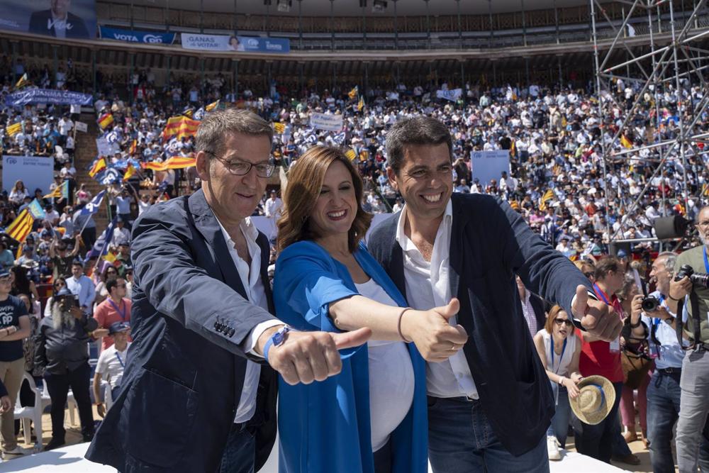 (I-D) El presidente del Partido Popular, Alberto Núñez Feijóo; la candidata a la Alcaldía de Valencia, Maria José Catalá; y el presidente del PP de la Comunitat Valenciana, Carlos Mazón Guixot; durante un mitin en la Plaza de Toros, a 21 de mayo de 2023, (I-D)
