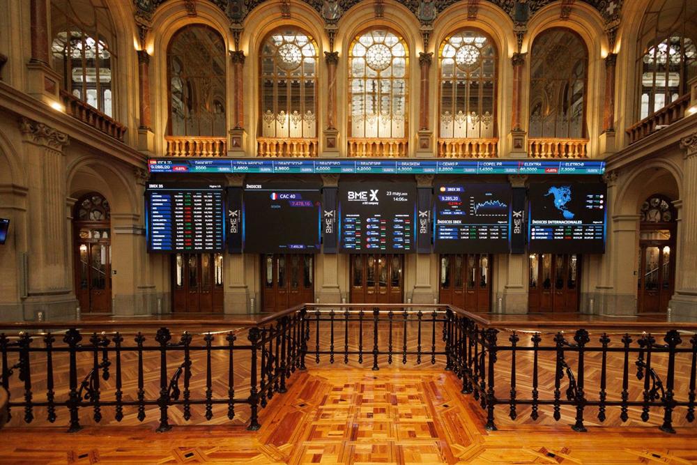 Paneles del Ibex 35 en el Palacio de la Bolsa, a 23 de mayo de 2023, en Madrid (España). El Ibex 35 ha iniciado la sesión de hoy con una bajada del 0,24%, lo que ha llevado al selectivo hasta los 9.282,91 enteros, por debajo de la cota de los 9.300 puntos Paneles