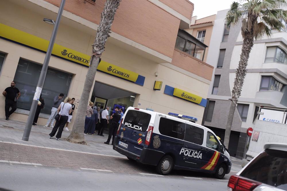 Un furgón policial frente a una oficina de Correos en Melilla Un