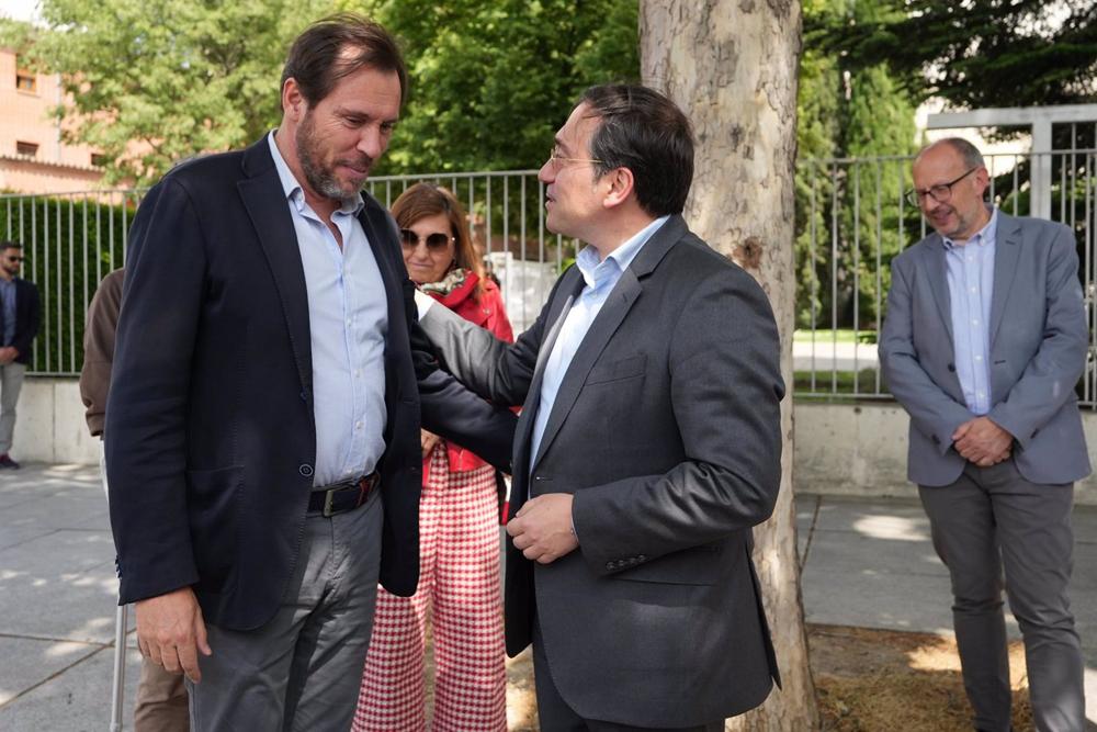 El alcalde y candidato a la reelección en Valladolid, Óscar Puente (i), y el ministro de Asuntos Exteriores, José Manuel Albares (d), conversan en Valladolid. El
