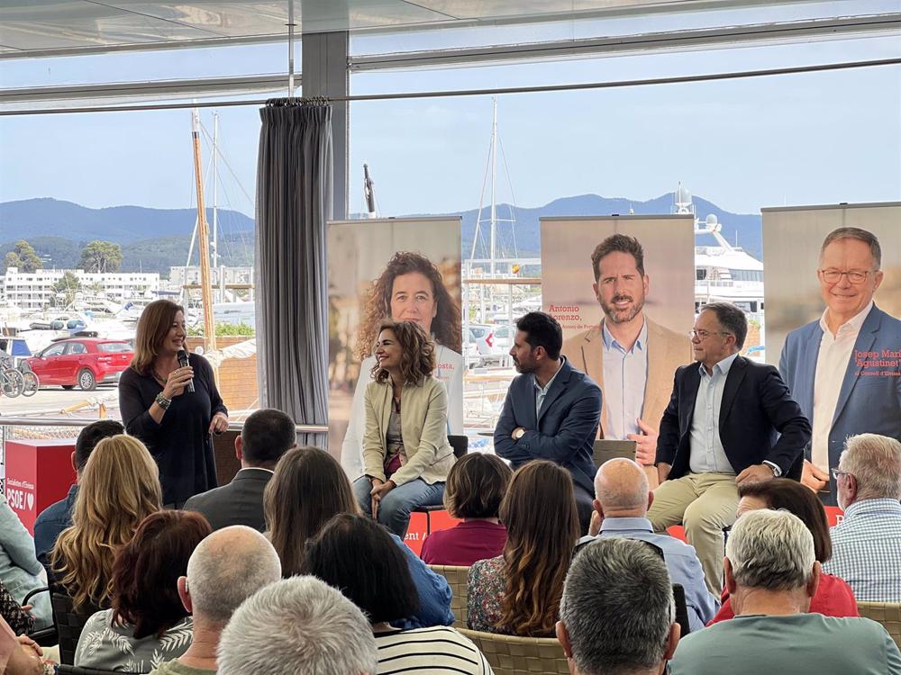 La ministra de Hacienda, María Jesús Montero y la presidenta del Govern, Francina Armengol, junto a otros representantes del PSIB La