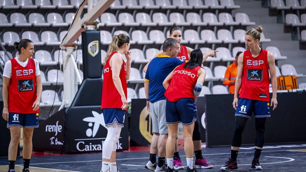 Miguel Méndez da instrucciones durante un entrenamiento de la selección femenina en Vigo Miguel