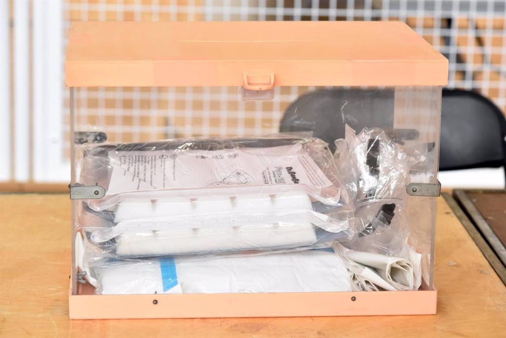 Archivo - Una urna con varias pantallas protectoras en su interior Archivo