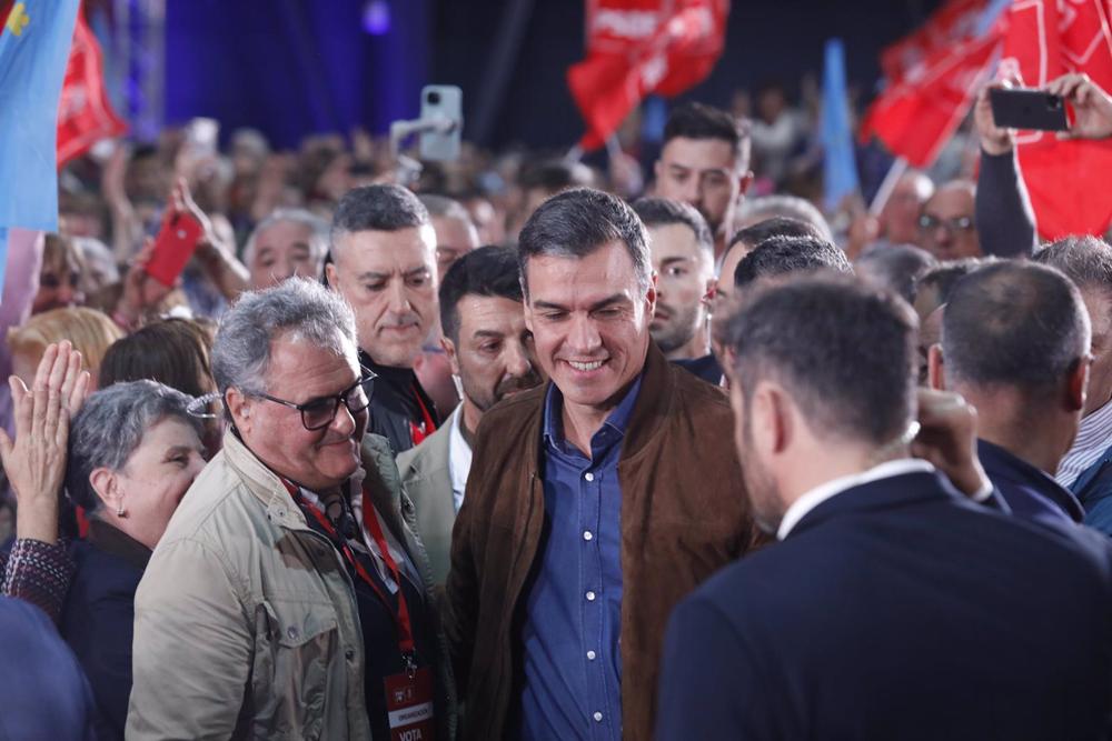 El secretario general del PSOE y presidente del Gobierno de España, Pedro Sánchez (c), durante un acto de campaña en el Recinto Ferial, a 24 de mayo de 2023, en Gijón, Asturias (España). El