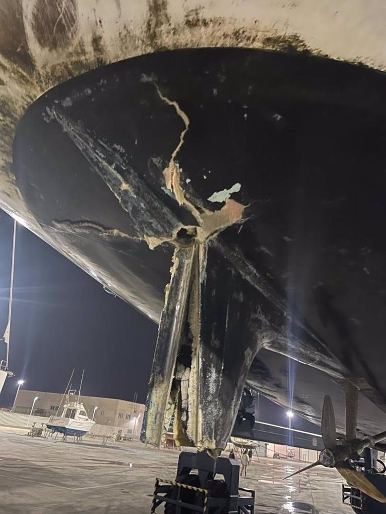 Estado en el que ha quedado el velero tras recibir el impacto de un grupo de orcas. Estado