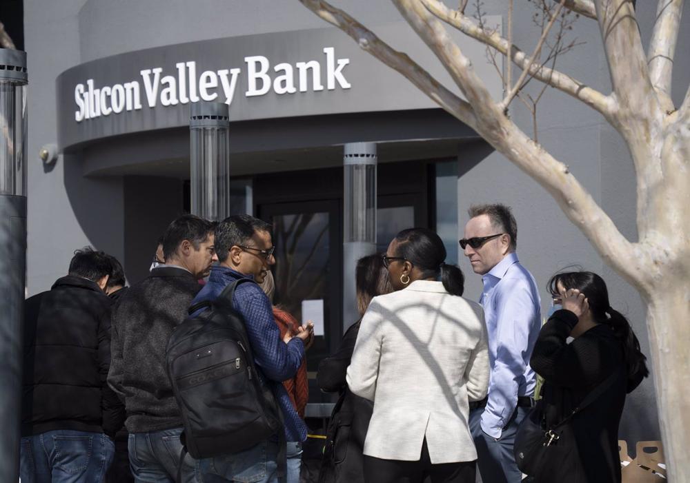 Archivo - SANTA CLARA, March 14, 2023 -- People queue up outside the headquarters of the Silicon Valley Bank (SVB) in Santa Clara, California, the United States, March 13, 2023. The U.S. Treasury Department, the Fed, and the Federal Deposit Insurance Cor Archivo