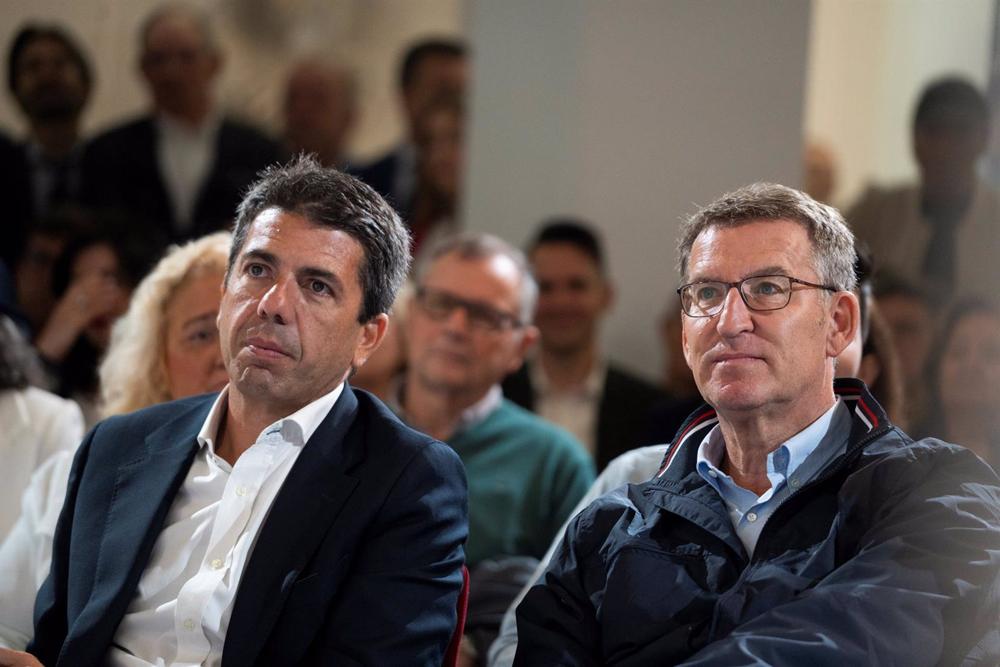 El candidato del PPCV a Presidente de la Generalitat Valenciana, Carlos Mazón (i) y el presidente del Partido Popular, Alberto Núñez Feijóo (d), a su llegada a un acto en la Fundación Bancaja de Valencia junto al candidato del PPCV a la Presidencia de la El