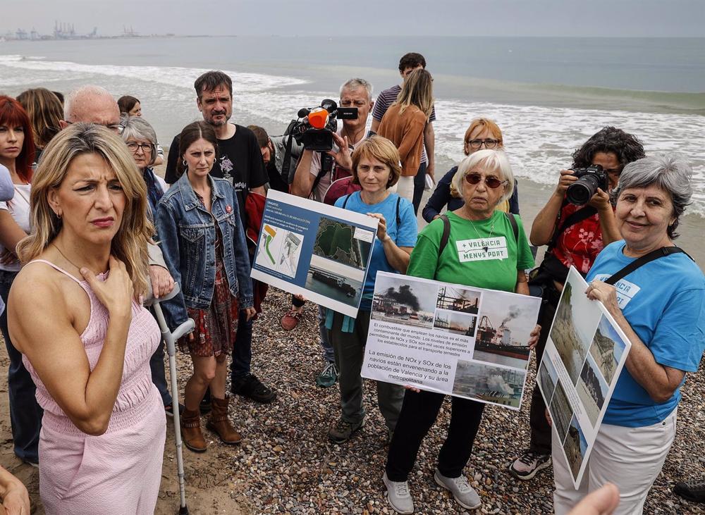 La vicepresidenta segunda del Gobierno, ministra de Trabajo y líder de Sumar, Yolanda Díaz, este jueves junto a miembros de la Comissió Ciutat-Port, de València, durante su visita a la playa del Saler La