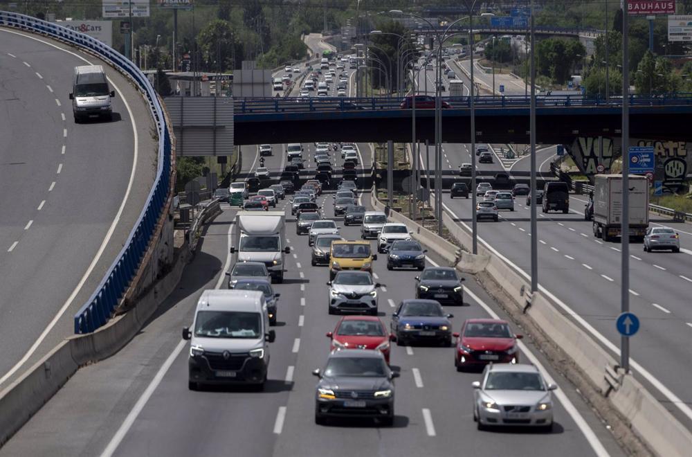 Atasco en la autovía A-2 entre San Fernando de Henares y Torrejón de Ardoz, a 28 de abril de 2023, en Madrid (España). Hoy comienza el dispositivo especial que la Dirección General de Tráfico pone en marcha con motivo del puente de mayo, y que se prolonga Atasco