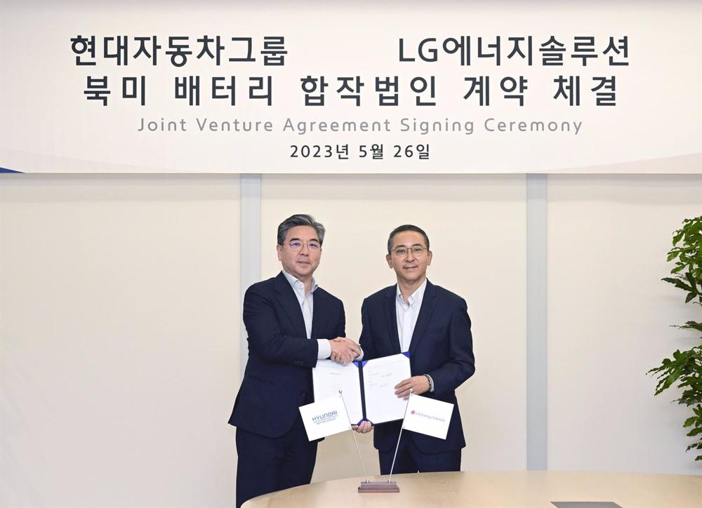 El presidente y consejero delegado de Hyundai Motor Company, Jaehoon Chang, junto al consejero delegado de LG Energy Solution, Youngsoo Kwon, en la ceremonia de firma del memorando de entendimiento. El