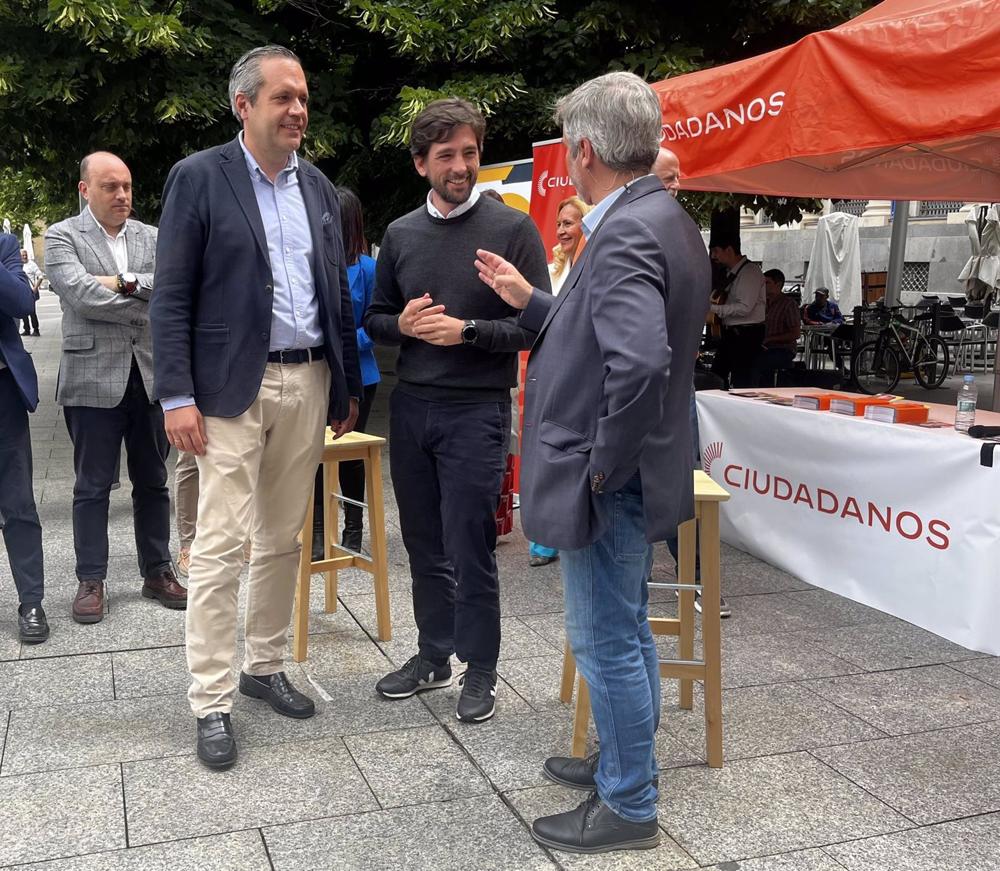 Vázquez, junto a los candidatos a la Presidencia de Aragón, Carlos Ortas, y al Ayuntamiento de Zaragoza, Daniel Pérez Calvo, en Zaragoza. Vázquez,