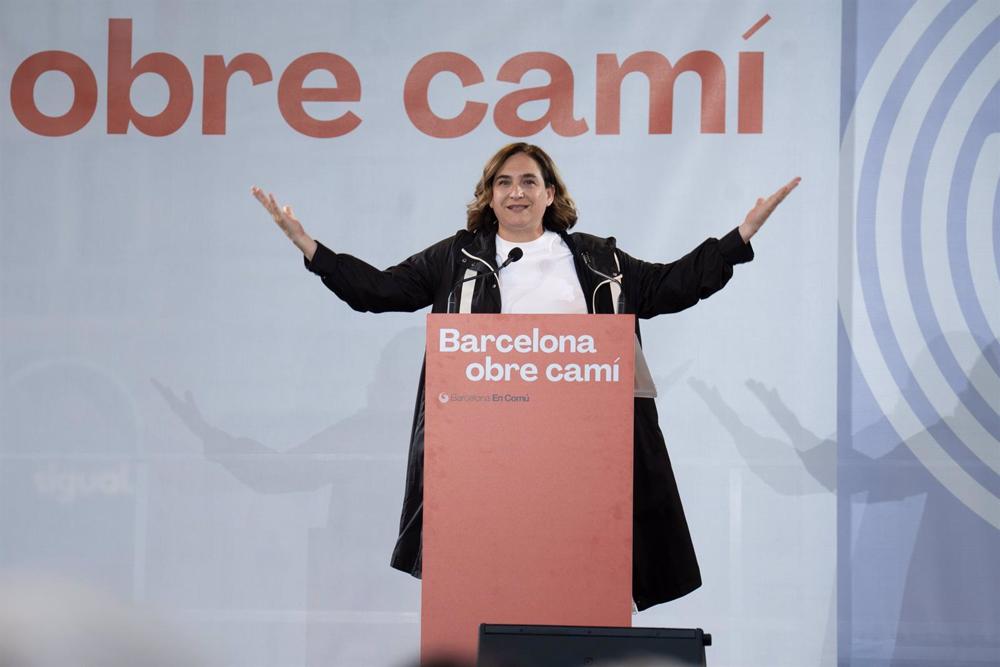 La alcaldesa de Barcelona y candidata a la reelección, Ada Colau, interviene en un acto de campaña, en Plaza Cataluña, a 24 de mayo de 2023, en Barcelona, Cataluña (España). La