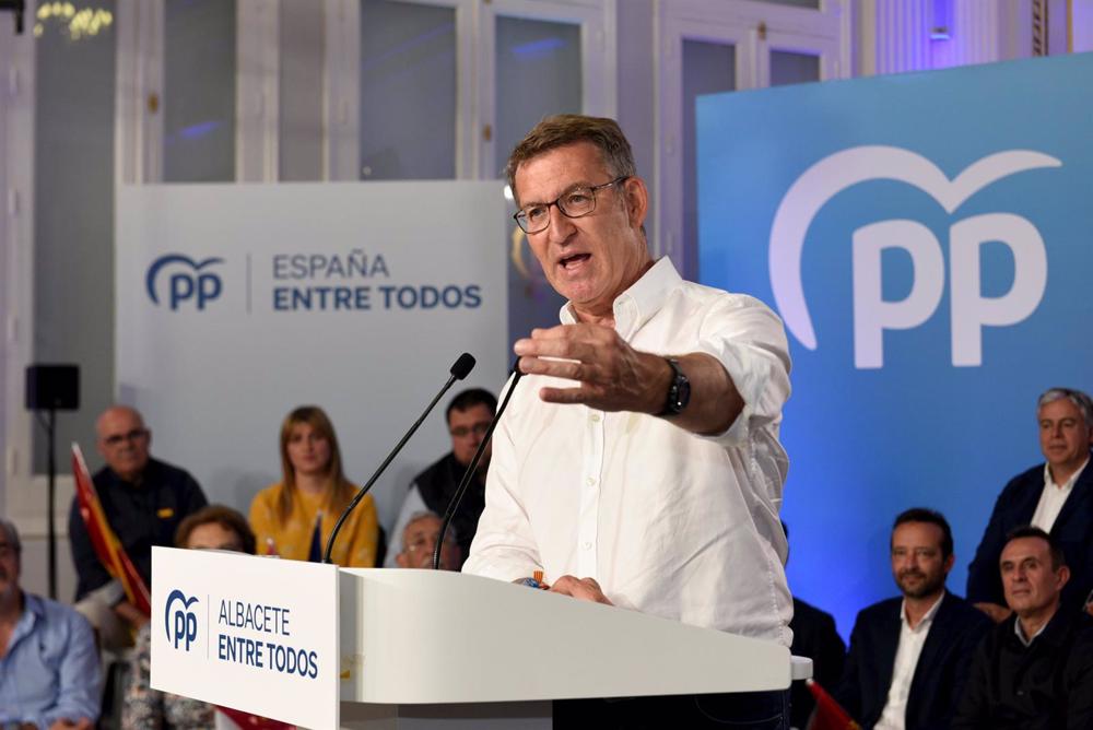 El líder del PP, Alberto Núñez Feijóo, interviene durante un acto de cierre de campaña electoral del PP, en el Casino Primitivo, a 26 de mayo de 2023, en Albacete, Castilla-La Mancha (España). El acto se celebra durante el último día de campaña de las pró El