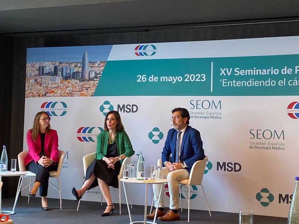 La doctora Margarita Majem, la doctora Dolores Isla y el doctor César Rodríguez en el XV Seminario de SEOM-MSD La