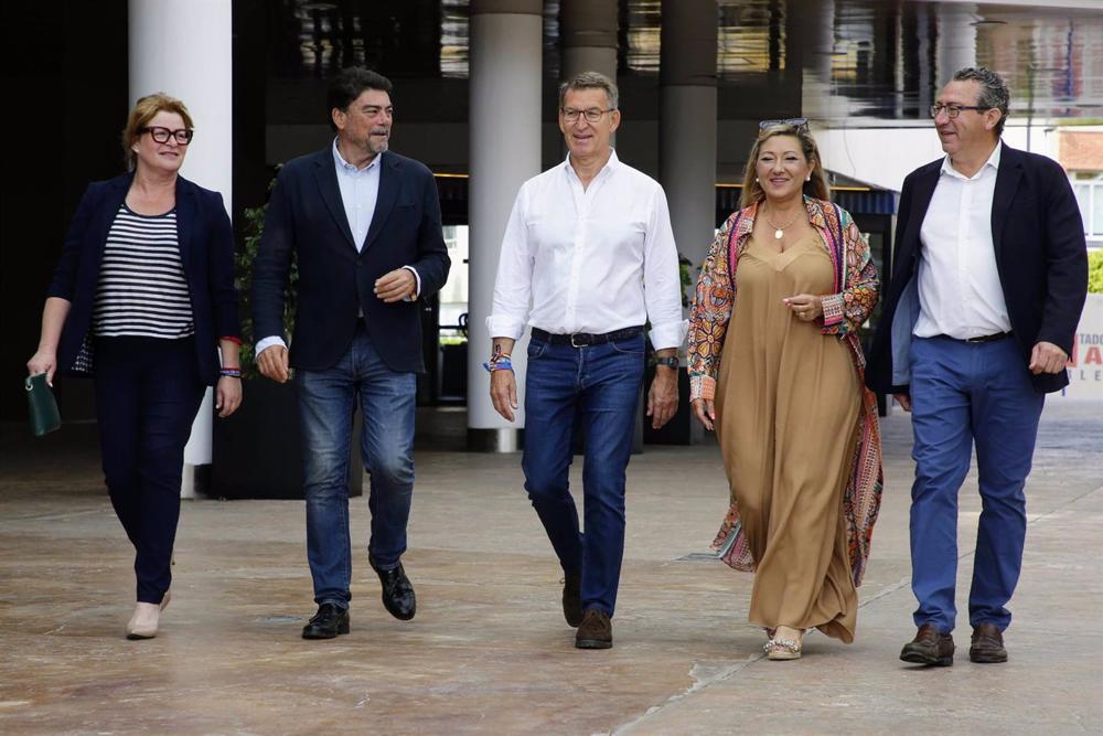 El presidente del Partido Popular, Alberto Núñez Feijóo (c), y el alcalde de Alicante y candidato del PP a la reelección, Luis Barcala (2i), durante un encuentro con hosteleros, en el restaurante Dársena, a 26 de mayo de 2023, en Alicante, Comunidad Valen El