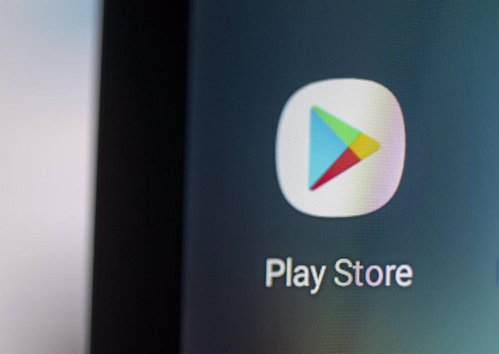 Archivo - FILED - 28 April 2021, Berlin: On the screen of a smartphone, the logo of the App Play Store of the US company Google is seen. Photo: Fabian Sommer/dpa Archivo