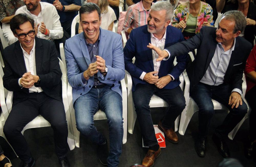 (I-D) El primer secretario del PSC, Salvador Illa, el secretario general del PSOE y presidente del Gobierno, Pedro Sánchez, el candidato del PSC a la Alcaldía de Barcelona, Jaume Collboni, y el expresidente del Gobierno, José Luis Rodríguez Zapatero, dura (I-D)