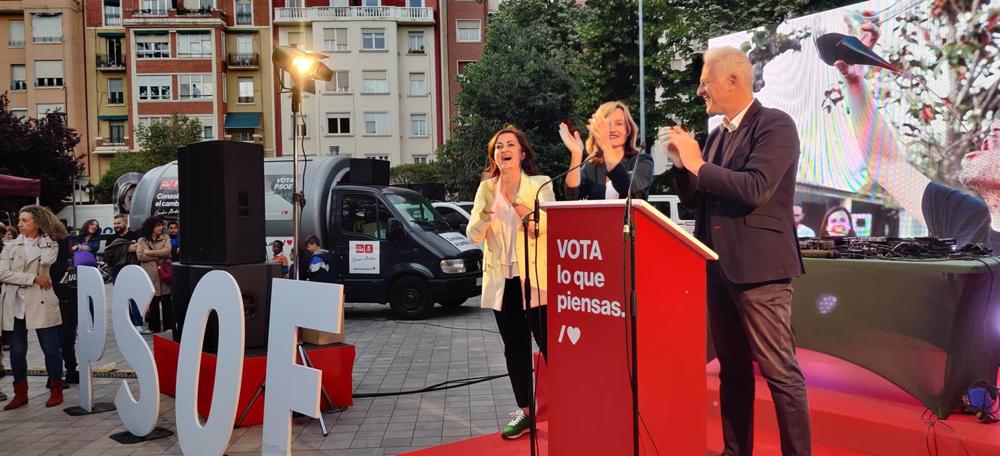 La ministra de Educación, Pilar Alegría, junto a los candidatos del PSOE a la presidencia de La Rioja, Concha Andreu, y al Ayuntamiento de Logroño, Pablo Hermoso de Mendoza, en el acto de cierre de campaña electoral en Logroño La