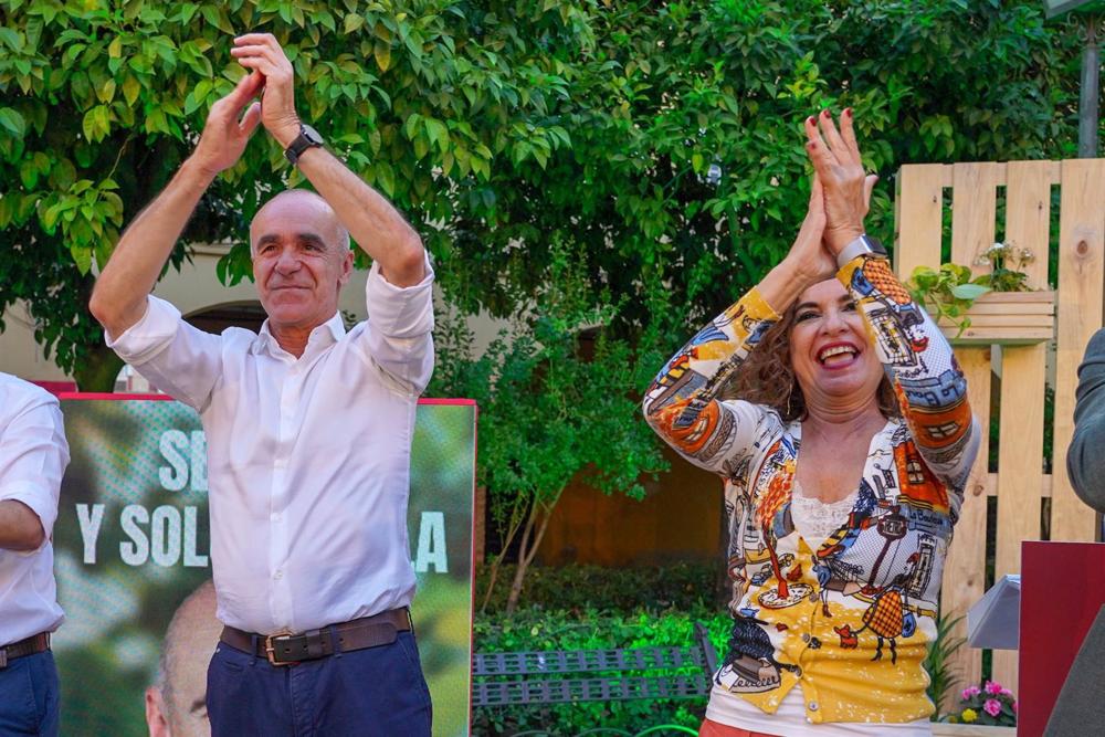 La vicesecretaria general del PSOE y ministra de Hacienda, María Jesús Montero, junto al alcalde y candidato del PSOE a la reelección, Antonio Muñoz, durante el acto de cierre de campaña a las elecciones municipales que se celebra en la Plaza Virgen del P La