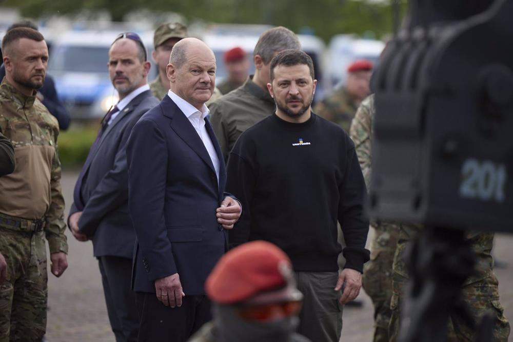 Archivo - El canciller alemán, Olaf Scholz, junto al presidente de Ucrania, Volodimir Zelenski Archivo