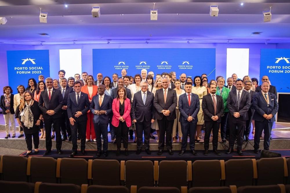 Archivo - Participantes del Foro Social de Oporto, entre los que se encuentra la vicepresidenta segunda y ministra de Trabajo y Economía Social, Yolanda Díaz. Archivo