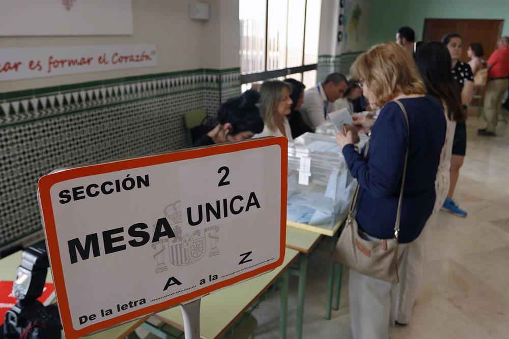 Archivo - Ambiente en un colegio electoral Archivo